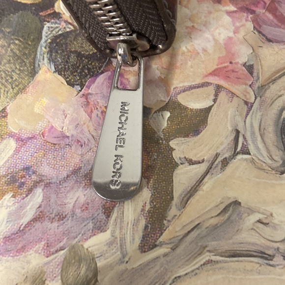 Rare Michael Kors Jet Set clutch. Grey - Picture 11 of 11